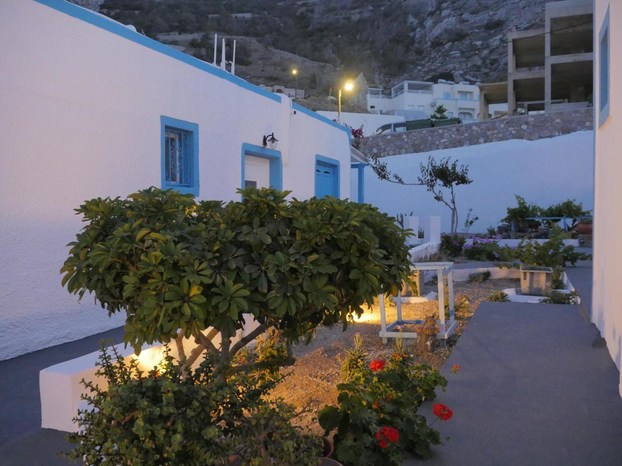 Ancient Thera Apartments Камарі Екстер'єр фото